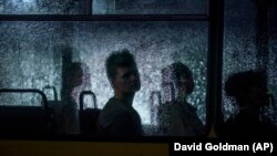 Putnici u gradskom autobusu u ukrajinskom gradu Dnjipro, 1. avgust 2022. 