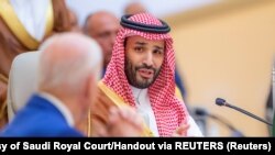 Saudijski prijestolonasljednik Mohammed bin Salman razgovara s predsjednikom SAD-a Joeom Bidenom tokom samita o sigurnosti i razvoju u Jeddahu, Saudijska Arabija, 16. jula 2022.