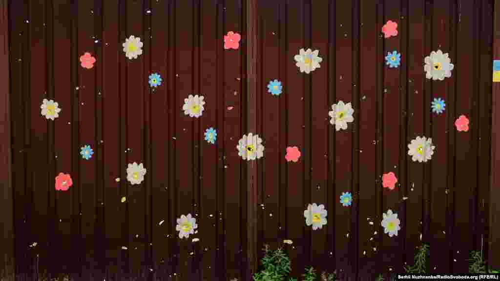 Jedna porodica je oslikala cvijeće oko rupa koje su na njihovoj kapiji ostavile granate.