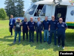 ვოლოდიმერ ზელენსკი ენგურის ხიდთან; ეკიპაჟს 29 ივლისს, გუდაურთან დაღუპული მფრინავი, ზაზა ლორია ხელმძღვანელობდა. ფოტოზე ის ზელენსკის გვერდით დგას. 2021 წლის 19 ივლისი