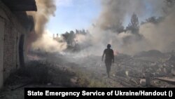 Спасувач меѓу остатоците на станбена област уништена од руски воен напад, во градот Торецк во украинската област Доњецк на 27 јули.