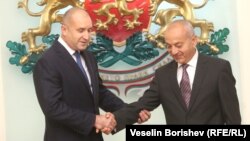 Президентът Румен Радев (вляво) и служебният премиер Гълъб Донев