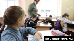 Anterior, autoritățile au anunțat că procesul de învățământ ar putea trece pe online doar „în cazuri de strictă necesitate” și numai în instituțiile în care nu există soluții de alternativă. 
