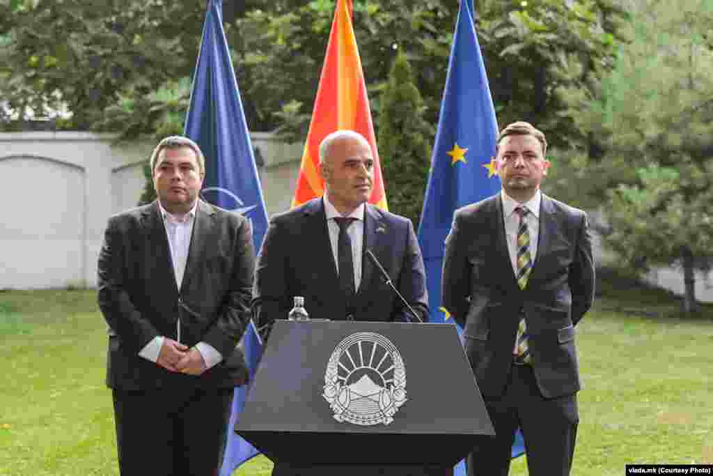 Прием во Клубот на пратеници по повод &bdquo;почнувањето на преговорите со ЕУ&ldquo;, Скопје 20 јули 2022 - министерот Бојан Маричиќ, премиерот Димитар Ковачевски и министерот Бујар Османи