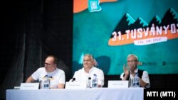 Orbán Viktor miniszterelnök, Németh Zsolt, az Országgyűlés külügyi bizottságának elnöke (b) és Tőkés László, az Erdélyi Magyar Nemzeti Tanács (EMNT) elnöke (j) a 31. Bálványosi Nyári Szabadegyetem és Diáktáborban, az erdélyi Tusnádfürdőn 2022. július 23-án.