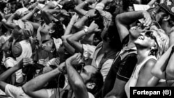 Tribün a Parlament előtt az augusztus 20-i vízi- és légiparádén 1970-ben. Forrás: Fortepan