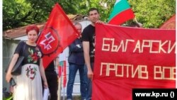 Текстът е илюстриран от авторката с нейна снимка "с български патриоти".