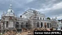 Construcția cazinoului din Vatra Dornei a fost finalizată în 1898, într-o perioadă înfloritoare pentru târgul de la acea vreme. Dorna devenise în 1895 prima localitate electrificată a Bucovinei.