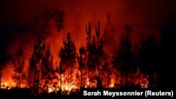 Një zjarrfikës duke luftuar me zjarret e egra në jug të Francës më 17 korrik 2022.