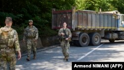 Војници на НАТО во Косово патролираат покрај патната барикада поставена од етничките Срби во близина на градот Зубин Поток на 1 август 2022 година.