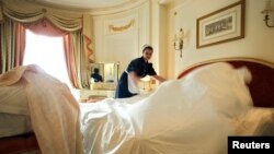 Na hiljade radnika napustile su uslužnu industriju kada su se međunarodna putovanja zatvorila zbog pandemije. (foto: Ritz hotel u Londonu)