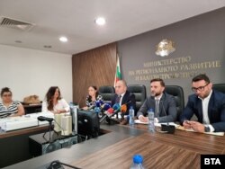 Гроздан Караджов и ръководството на АПИ на брифинг в сряда