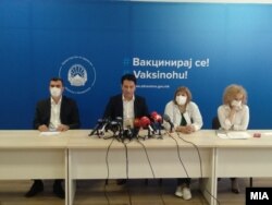Ministri i Shëndetësisë i Maqedonisë së Veriut, Bekim Sali, gjatë konferencës me gazetarë.