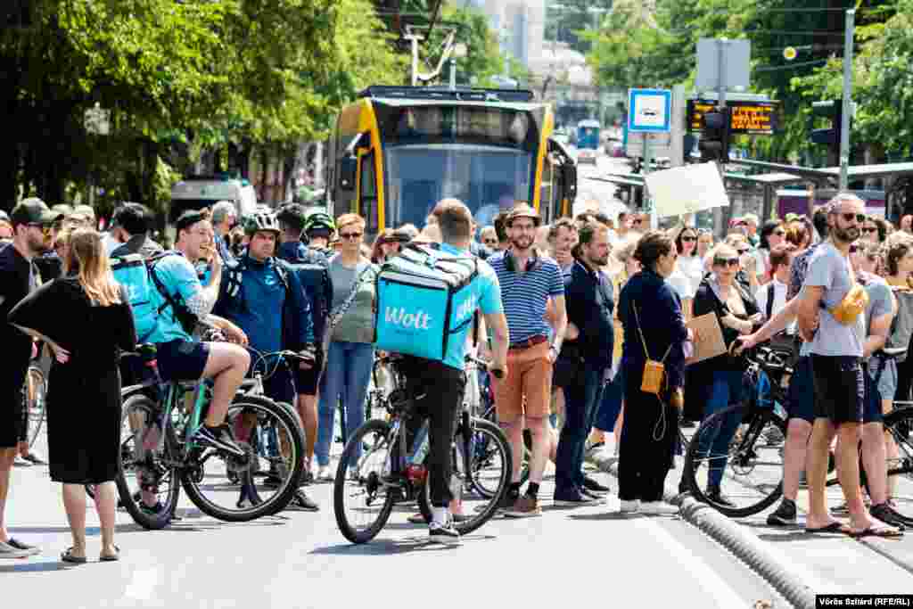 A parlament kivételes eljárásban tárgyalja a kisadózó vállalkozók tételes adóját szigorító törvényjavaslatot, amit egy nappal korábban, hétfőn nyújtott be a kormány nevében Semjén Zsolt miniszterelnök-helyettes