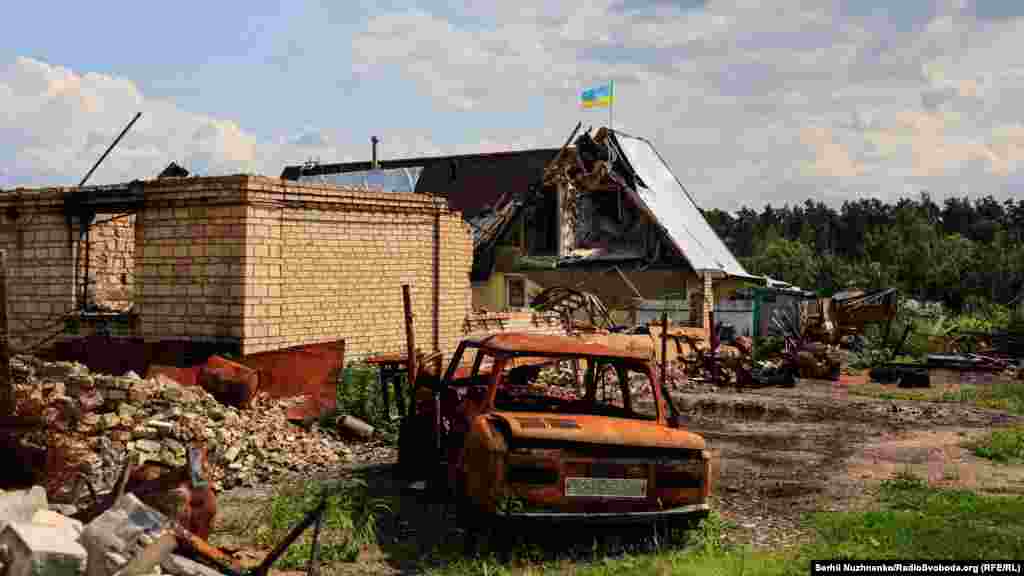 Prvo pominjanje Moščuna datira iz 17. vijeka. Iako je selo mnogo propatilo, njegovi stanovnici se nadaju da će se moći obnoviti i da će nastaviti sa svojim životima.