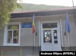 Copiii din Băile Herculane învață la Liceul Herculane care astăzi are clase primare, clase de gimnaziu și de liceu. Este situat în apropierea parcului Vicol, unde sunt amplasate hotelurile construite de comuniști în anii 1970 pentru a dezvolta capacitatea de cazare a stațiunii.