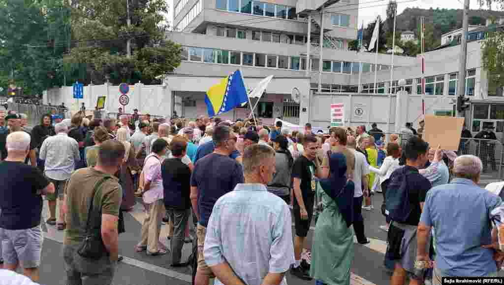 Saobraćaj ispred OHR-a zbog protesta je blokiran.