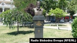 Spomenik Draži Mihailoviću, vođi četničkog pokreta u Drugom svjetskom ratu na istoimenom trgu u Bijeljini, 14. juli 2022