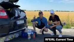 Денис и неговият приятел, чиято анонимност е запазена от съображения за сигурността на техните близки.