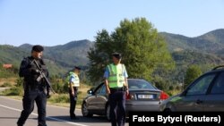 Policia duke kontrolluar makinat në Zupçë, në veri të Kosovës. 