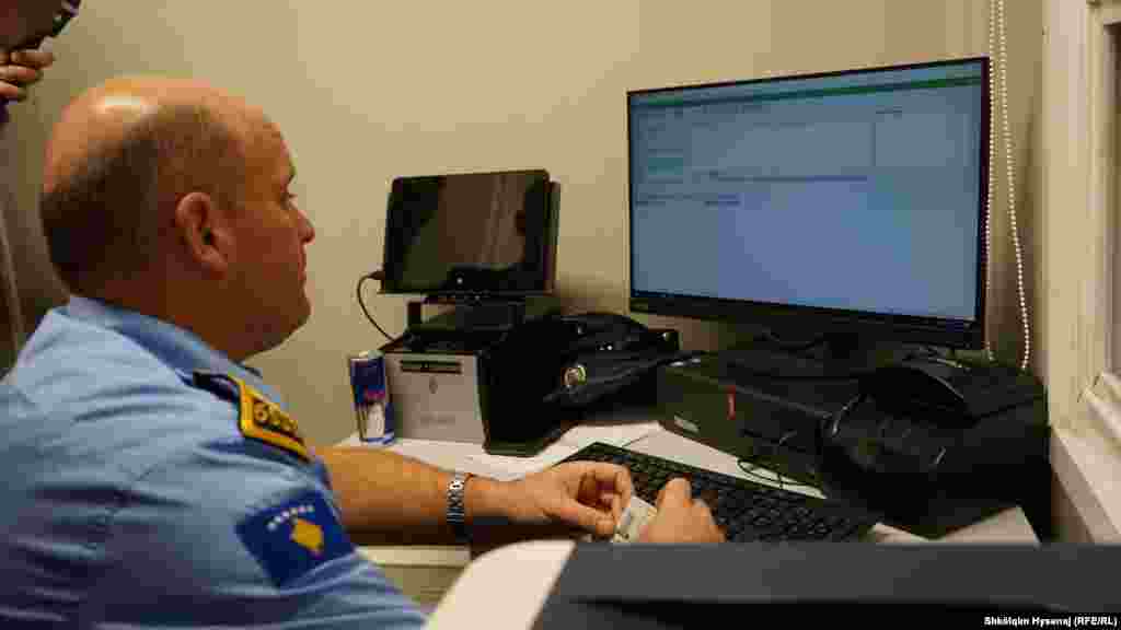 Zyrtari i Policisë së Kosovës duke bërë gati dokumentin për hyrje/dalje për një qytetar të Serbisë.