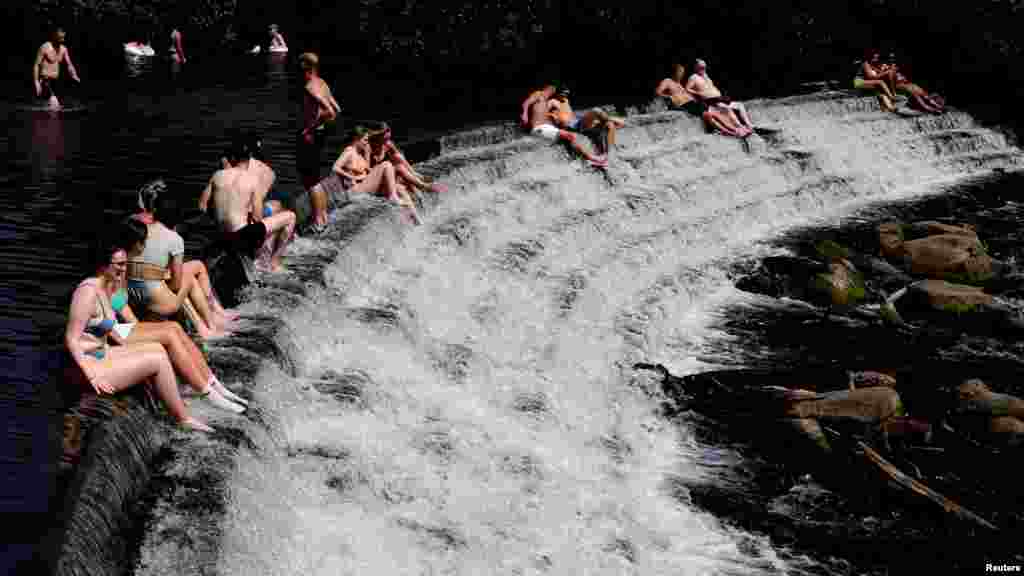 Ha nem teszünk semmit a klímaváltozás ellen, akkor a városokban elviselhetetlenné válhat az élet.&nbsp;Emberek a Derwent folyóban a hőhullám idején, Derbyshire, Nagy-Britannia 2022. július 19-én