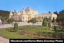 În anii '60, partea din spate a Cazinoului (în dreapta imaginii) a fost extinsă și mai mult (celor trei travei adăugate în 1936 li se alătură încă două) și transformată într-o mare cantină. Era și loc de nunți pentru localnici. Acum, spune reprezentantul proprietarului, Ciprian Muscă, poate se vor oficia aici cununiile...