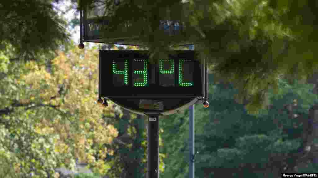 Ulični termometar pokazuje temperaturu od 43 stupnja Celzijusa u Nagykanizsi, u Mađarskoj, 23. srpnja. Poljoprivrednici diljem srednje Europe prijavili su štetu od suše koja je pogodila oko 550.000 hektara zemlje, priopćilo je ovog mjeseca Ministarstvo poljoprivrede te zemlje.