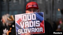„Slovacia, încotro?”. Imagine de la un miting de protest împotriva orientării proruse a guvernării slovace, la 21 februarie 2025. 