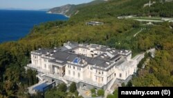 Голямата сграда на брега на Черно море, която Алексей Навални нарече "дворец за Путин".