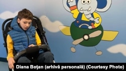 Deși fizic se dezvoltă conform vârstei lui, Alexandru are un retard mintal, poartă scutece și este purtat în cărucior.