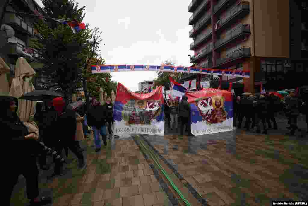 Në protesta janë parë mbishkrime të ndryshme.