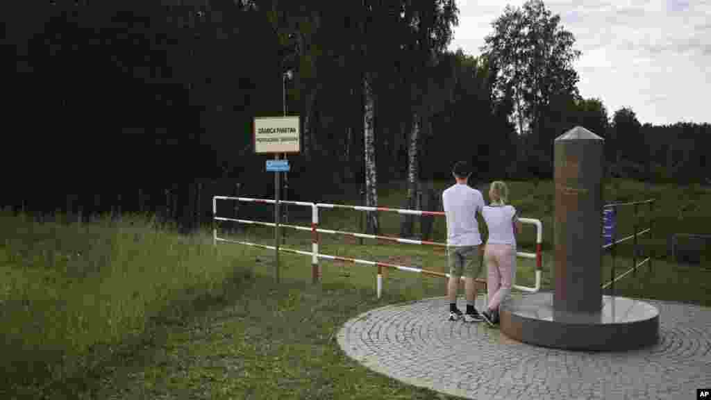 A lengyelországi Żerdzinyben, Lengyelország, Litvánia és az oroszországi Kalinyingrád közös határán még júliusban. Kalinyingrád és Lengyelország határa az egyik utolsó olyan terület az EU perifériáján, amely nem rendelkezik fizikai határzárral