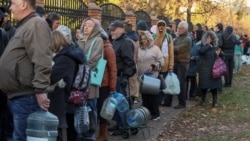 Locuitorii Kievului au format cozi, luni, pentru a-și procura apă, după ce atacurile Rusiei de luni au afectat alimentarea cu energie și apă din locuințe.