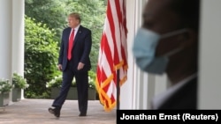 Donald Tramp dolazi na koneferenciju za medije u Beloj kući, 29. maj 2020. 