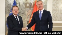 Komisionari i BE-së, Oliver Varhelyi gjatë takimit me presidentin e Malit të Zi, Millo Gjukanoviq. 