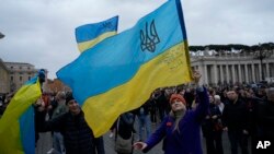 Steaguri ucrainene flutură în Piața Sf. Petru de la Vatican, duminică, 10 martie, când Papa rostește rugăciunea de prânz Angelus, din balcon. 