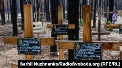 უკრაინა. გათავისუფლებული იზიუმის სიახლოვეს აღმოჩენილი საფლავები, 2022 წლის 16 სექტემბერი.