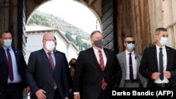 Američki državni sekretar Mike Pompeo tokom šetnje starim gradom u Dubrovniku, u koji je stigao u toku popodneva 2. oktobra 2020., u finalu svoje šestodnevne mediteranske turneje.
