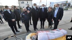 Andrej Plenković, hrvatski premijer, sa ugroženim mještanima Petrinje na dan najjačeg udara 29. prosinca 2020.