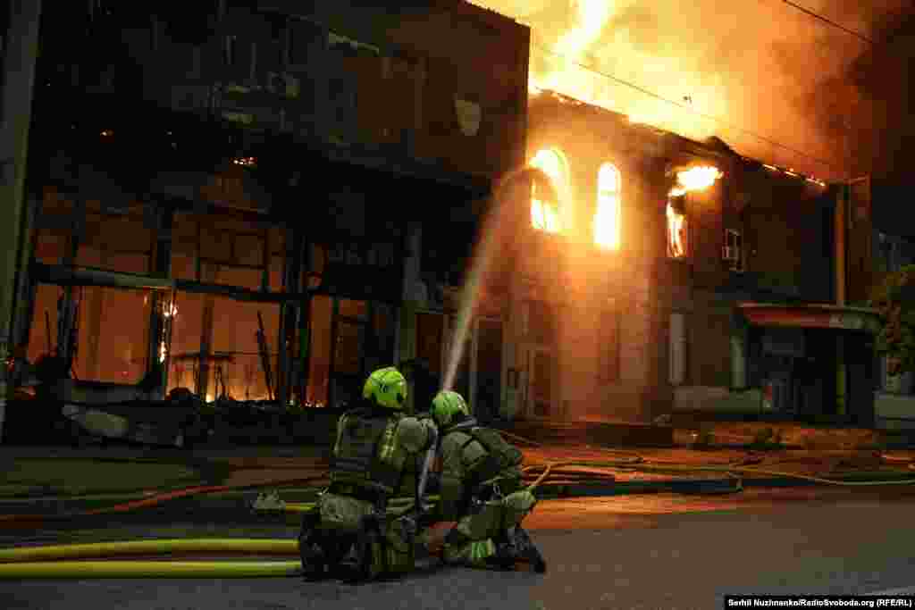 Vatrogasci se bore s požarom u Kijevu nakon udara