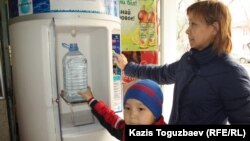 Айгуль Тукенова, жительница города Алматы, с сыном. Алматы, 12 марта 2013 года. 