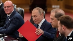 Рускиот претседател Владимир Путин на почетокот од билатералната средба со кинескиот лидер Си Џинпинг во Пекинг, на 2 септември