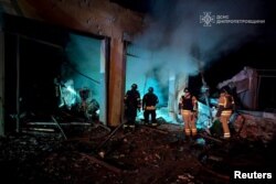 Echipele de urgență intervin în urma unui atac rusesc în Krivoi Rog, regiunea Dnipropetrovsk, Ucraina, 23 februarie 2025.