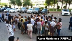 Собравшиеся в центральной части казахстанской столицы матери, требующие от властей решить жилищный вопрос. Нур-Султан, 12 июля 2019 года.