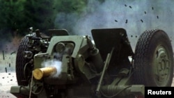 Първите 122 мм гаубици са произведени за босненската армия по спонсорираната от САЩ програма Equip and Train в Нови Травник, Босна, през 1997 г.