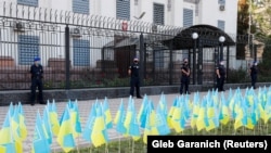 În august 2021, 150 de steaguri ale Ucrainei au fost așezate în fața ambasadei Rusiei la Kiev în amintirea celor 14.000 de oameni uciși în conflictul provocat de separatiști ruși în regiunea estică Dombas a Ucrainei. Incidentele au avut loc după ocuparea Crimeei, în 2014.