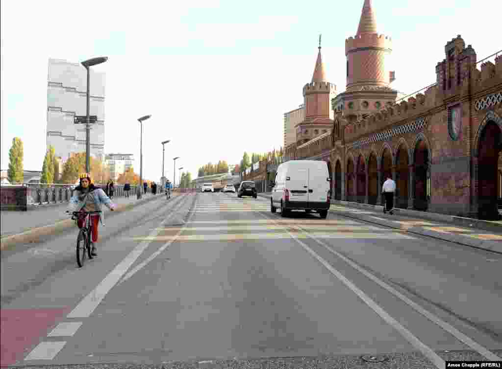 Kontrolni punkt na mostu Oberbaum preko rijeke Spree, snimljen u oktobru 1976.