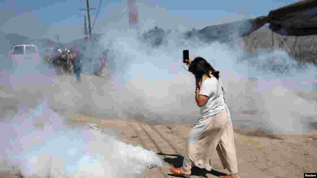 Több mint ötven ICE-ügynök vett részt az akcióban, tömegoszlató eszközöket vetettek be a „militarizált razzia során, amelynek célpontjai a mezőgazdasági munkások voltak” – ez már Salud Carbajal demokrata képviselő beszámolója a történtekről