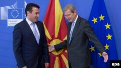 Премиерот на РМ, Зоран Заев и евро-комесарот Јоханес Хан. Брисел, 12.06.2017